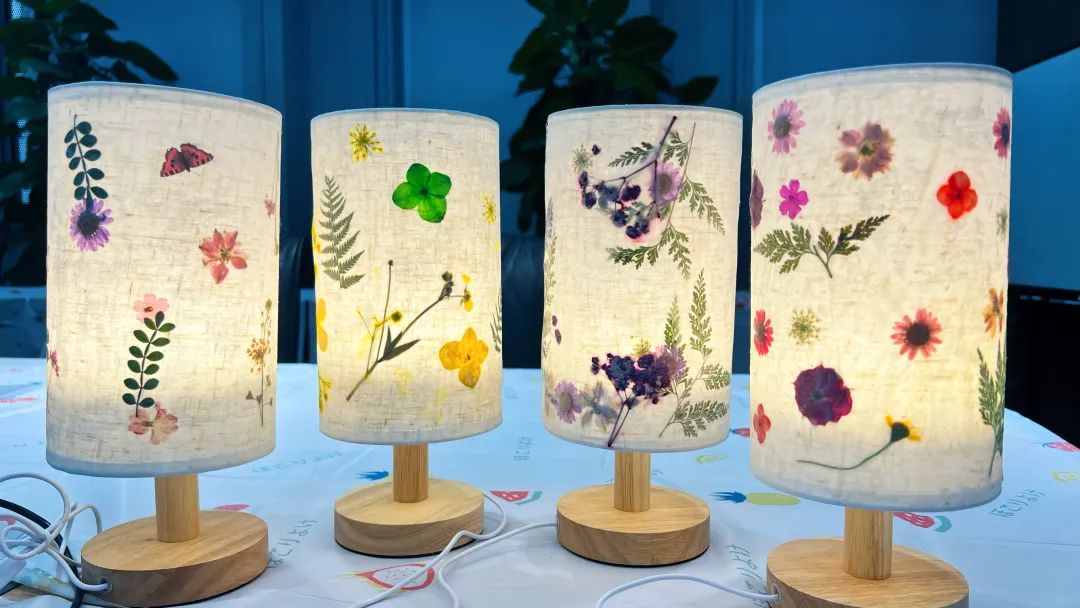 英唐集團(tuán)開展 花燈藝語(yǔ) 點(diǎn)亮美好 壓花臺(tái)燈制作活動(dòng)